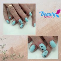 Manicurista aplicando esmalte en Beauty By Patricia