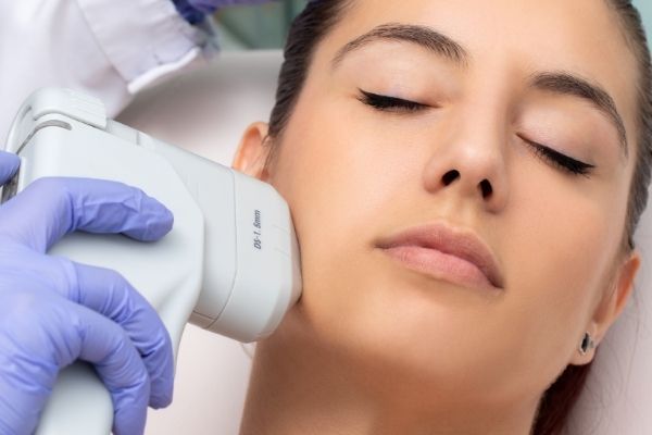 Tratamiento de HIFU facial en un centro de estética.