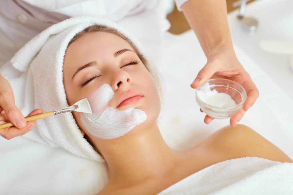 Tratamiento facial rejuvenecedor con productos naturales