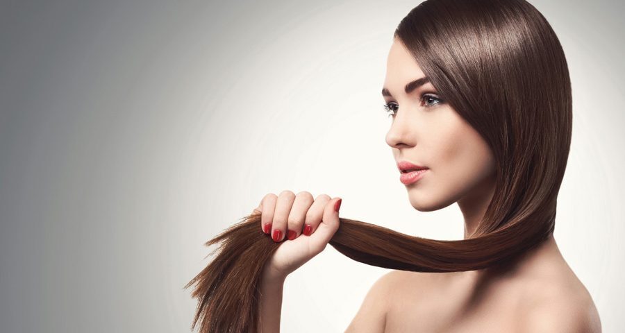 Chica con el pelo brillante debido a un buen cuidado del cabello