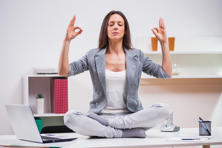 Mujer haciendo yoga promoviendo bienestar y equilibrio