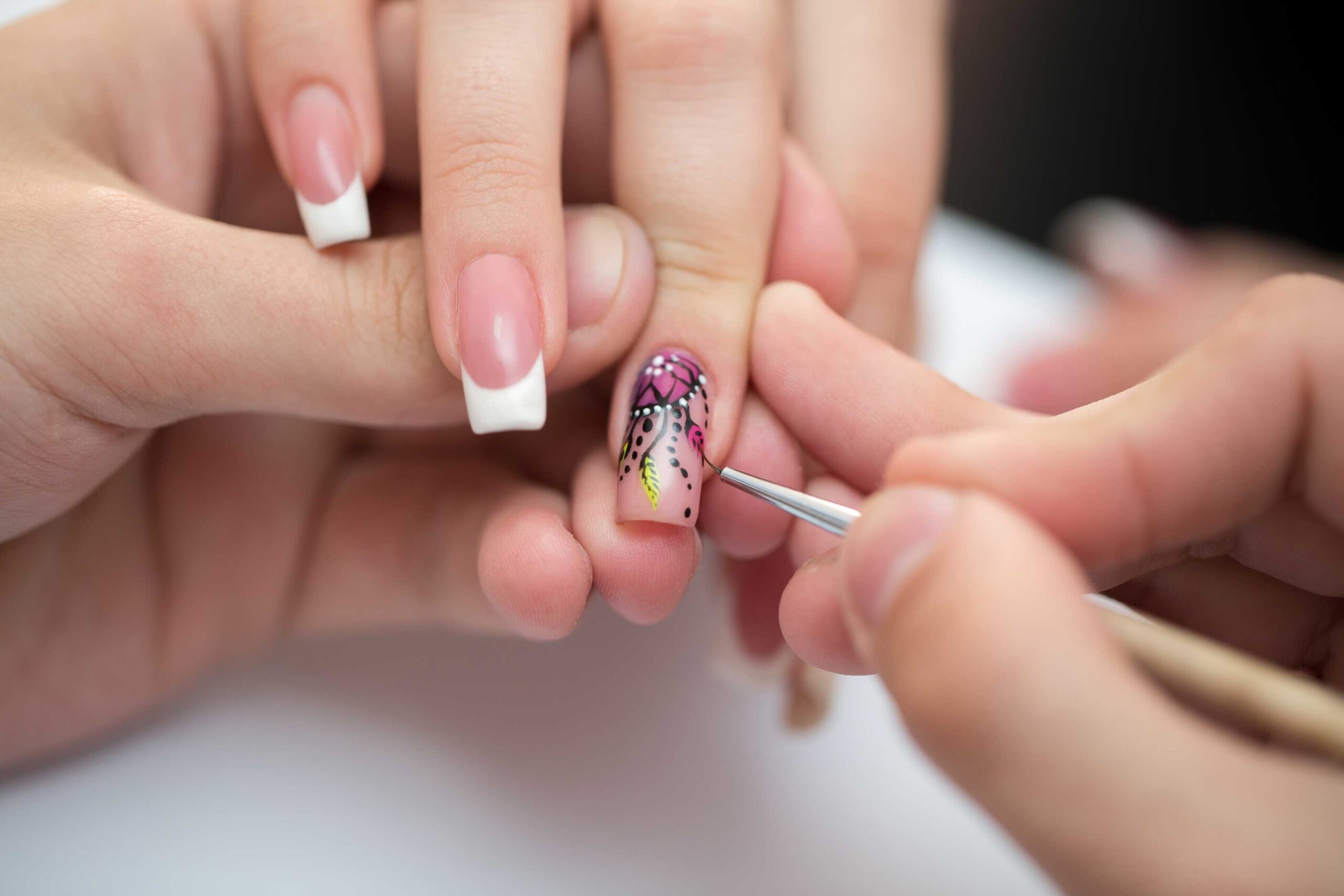 Tratamiento de manicura en un centro de estética.